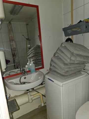 1320558-18 Blandade inventarier, engångsartiklar, frysbox m.m.