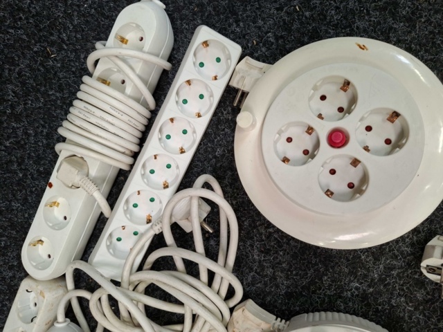 1570542-4 Cord reels & power strips