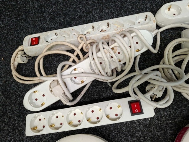 1570542-5 Cord reels & power strips