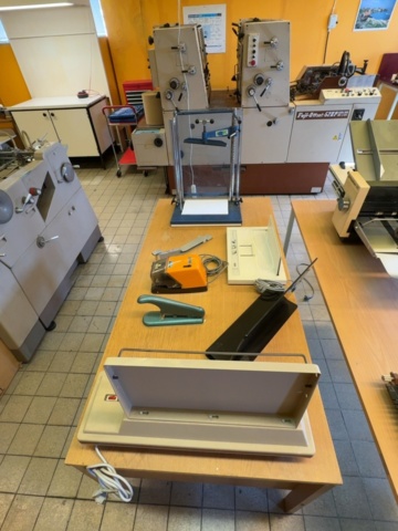 Samling med bokbinderiutrustning och tillbehör - JOP / Bindomatic på auktion i Örebro, Finnerödja hos PS Auction