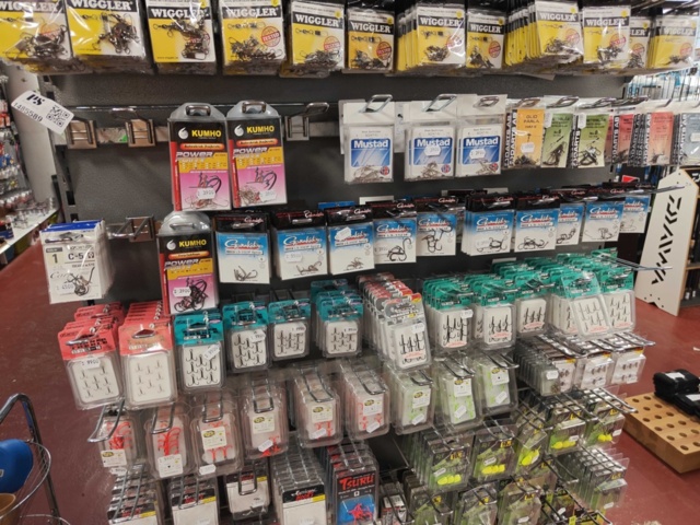 1485589-3 Lot of fishing hooks and fishing accessories Wiggler, Owner, etc.