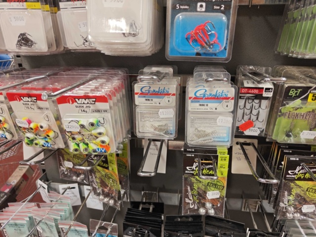1485589-8 Lot of fishing hooks and fishing accessories Wiggler, Owner, etc.