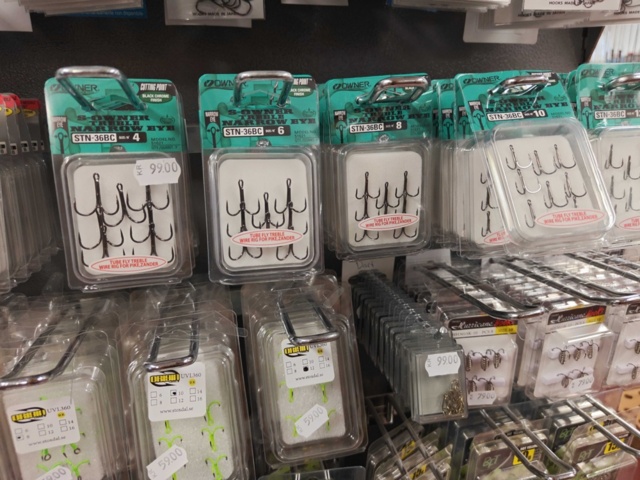 1485589-10 Lot of fishing hooks and fishing accessories Wiggler, Owner, etc.