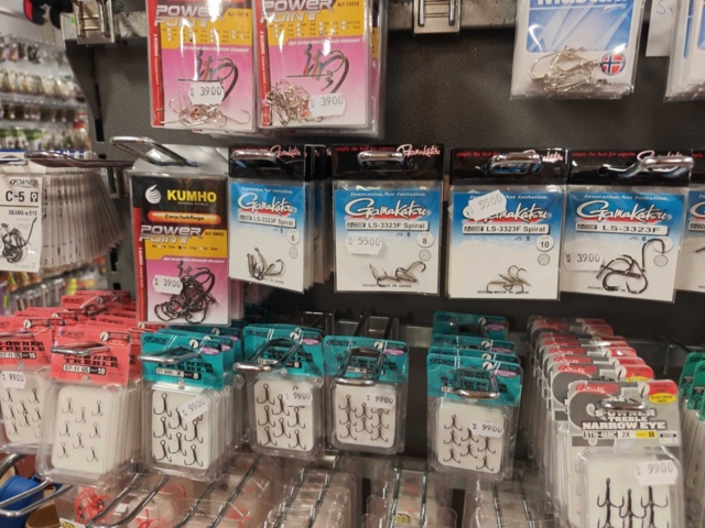 1485589-11 Lot of fishing hooks and fishing accessories Wiggler, Owner, etc.