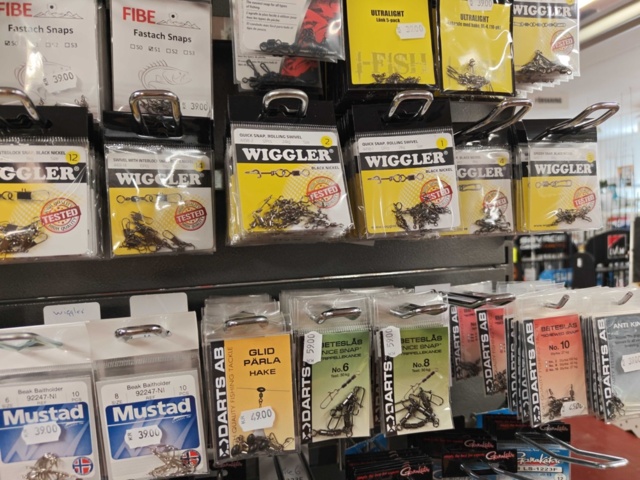 1485589-12 Lot of fishing hooks and fishing accessories Wiggler, Owner, etc.