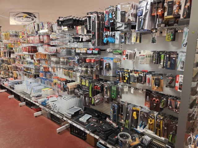 1485590-1 Lot of fishing tackle and fishing accessories
