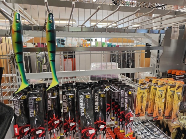 1485590-2 Lot of fishing tackle and fishing accessories