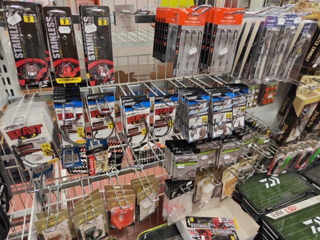1485590-4 Lot of fishing tackle and fishing accessories