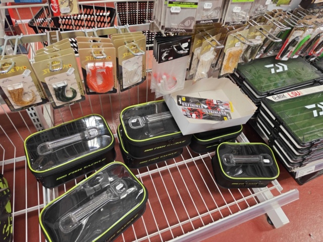 1485590-5 Lot of fishing tackle and fishing accessories