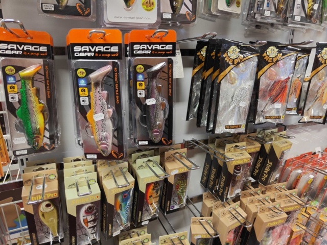 1485590-8 Lot of fishing tackle and fishing accessories