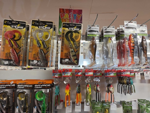 1485590-11 Lot of fishing tackle and fishing accessories