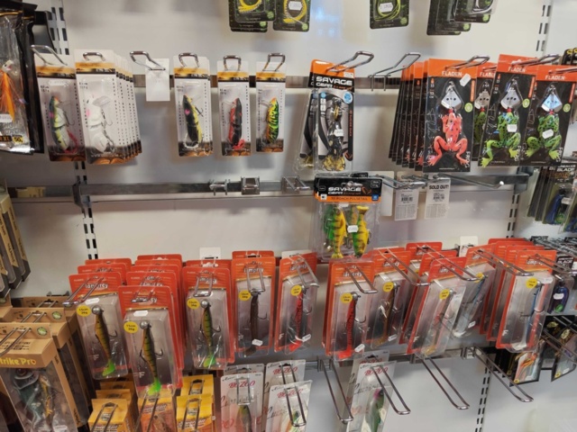 1485590-13 Lot of fishing tackle and fishing accessories