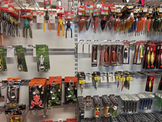 1485590-16 Lot of fishing tackle and fishing accessories