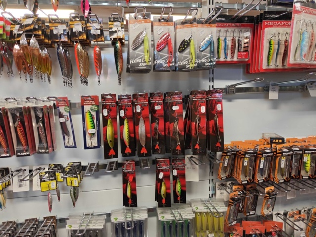 1485590-20 Lot of fishing tackle and fishing accessories
