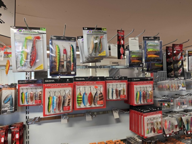 1485590-23 Lot of fishing tackle and fishing accessories