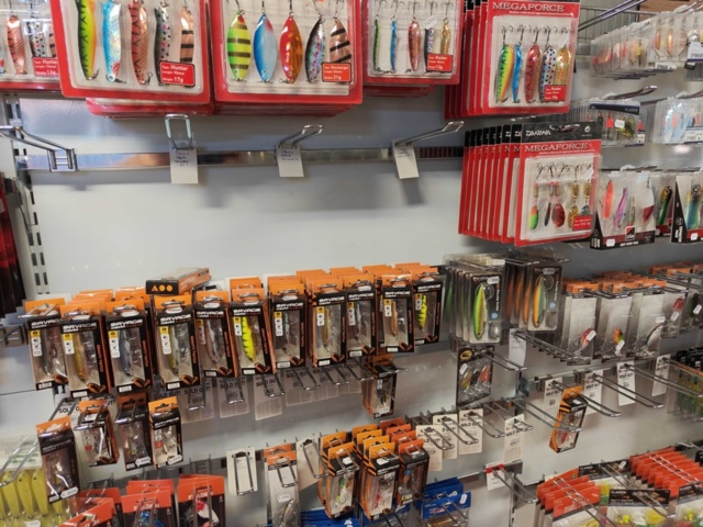 1485590-24 Lot of fishing tackle and fishing accessories