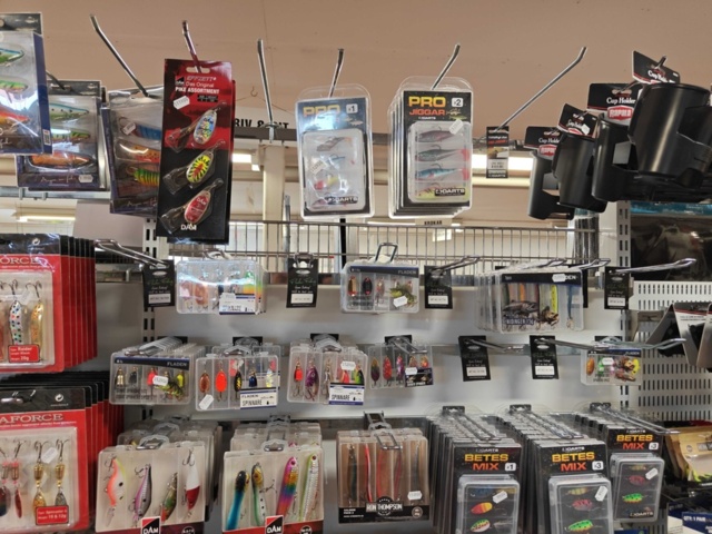 1485590-27 Lot of fishing tackle and fishing accessories
