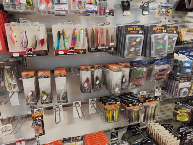 1485590-28 Lot of fishing tackle and fishing accessories