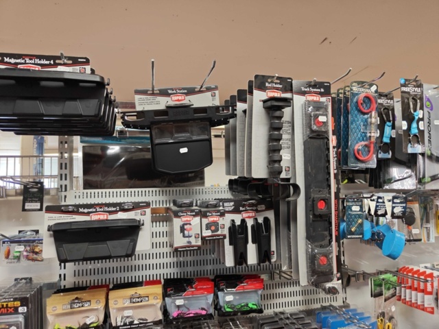 1485590-31 Lot of fishing tackle and fishing accessories