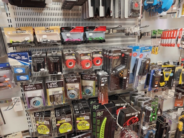 1485590-32 Lot of fishing tackle and fishing accessories