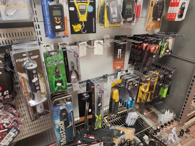 1485590-36 Lot of fishing tackle and fishing accessories
