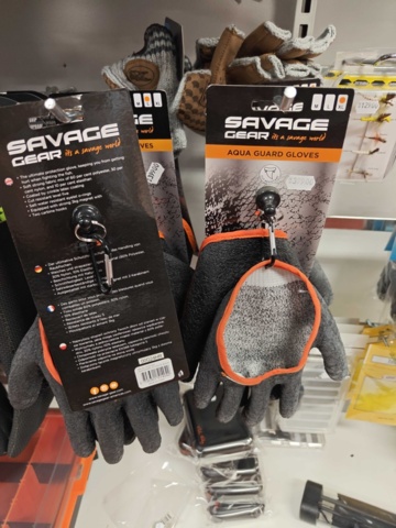1485604-9 Collection of fishing and leisure gloves - Savage Gear, iFish