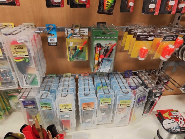1485606-25 Large batch of fishing equipment