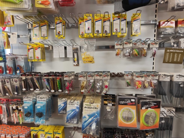 1485606-82 Large batch of fishing equipment