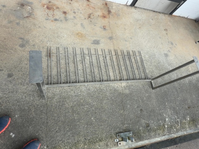 1531328-3 Wall-mounted glass hanger