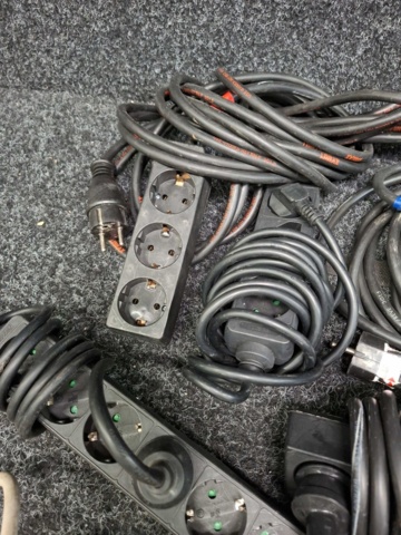 1570866-5 10 power strips & extension cables