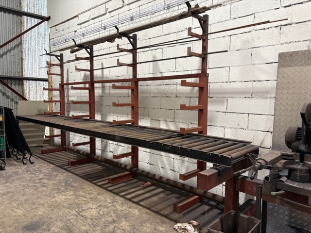 1546134-2 Metal cutting with rack and roller conveyor