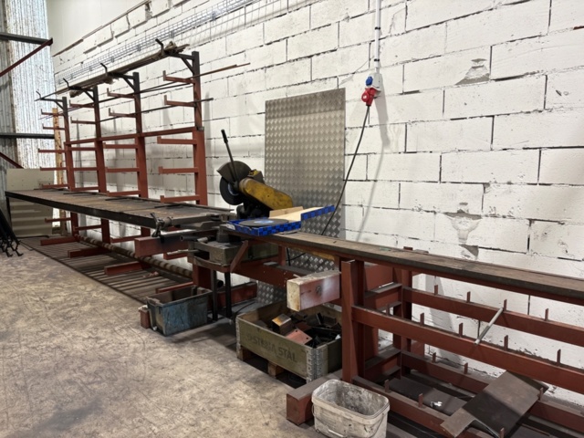 1546134-1 Metal cutting with rack and roller conveyor