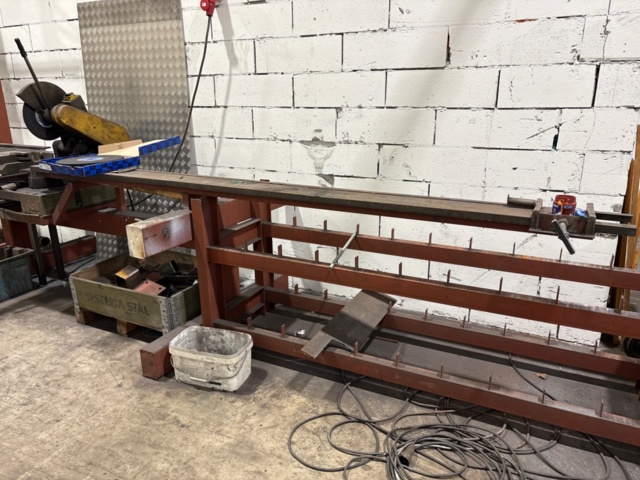 1546134-5 Metal cutting with rack and roller conveyor