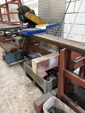1546134-8 Metal cutting with rack and roller conveyor