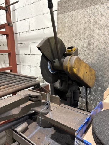 1546134-3 Metal cutting with rack and roller conveyor