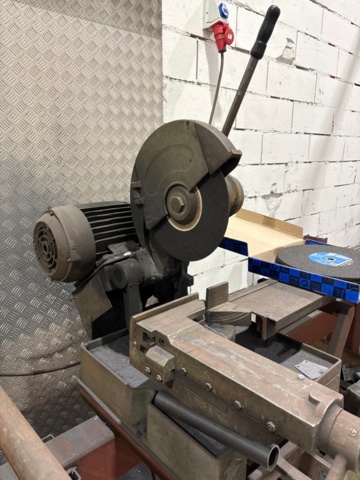 1546134-4 Metal cutting with rack and roller conveyor