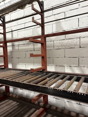 1546134-10 Metal cutting with rack and roller conveyor