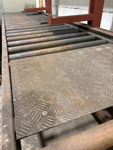 1546134-11 Metal cutting with rack and roller conveyor