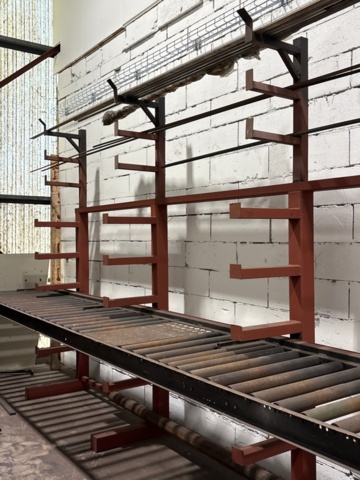 1546134-12 Metal cutting with rack and roller conveyor