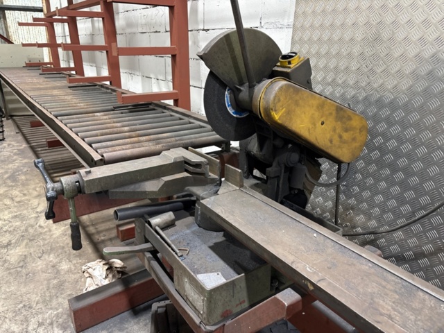 1546134-14 Metal cutting with rack and roller conveyor