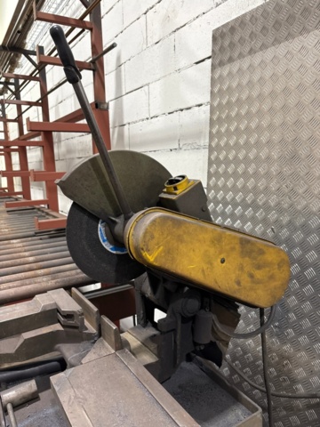 1546134-15 Metal cutting with rack and roller conveyor