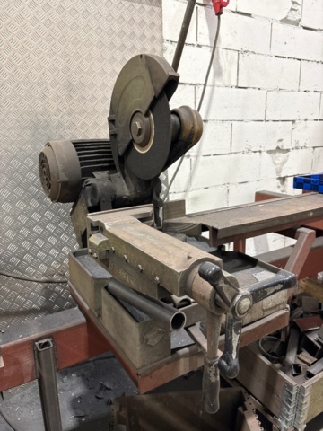 1546134-17 Metal cutting with rack and roller conveyor