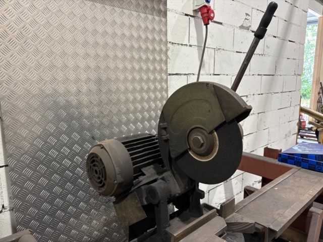 1546134-18 Metal cutting with rack and roller conveyor