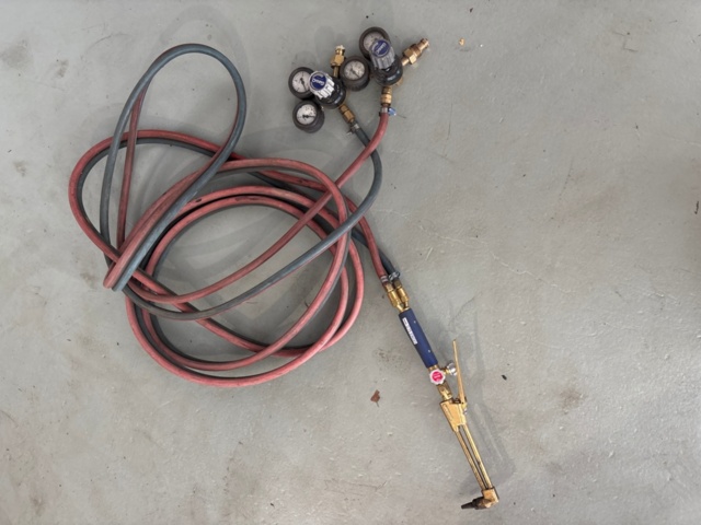 1546146-1 Cutting torch with hoses and regulators - GasIQ D75 ERGO