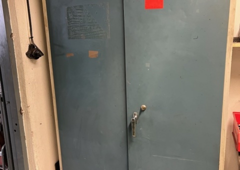Plåtskåp med verktygshållare och verktyg