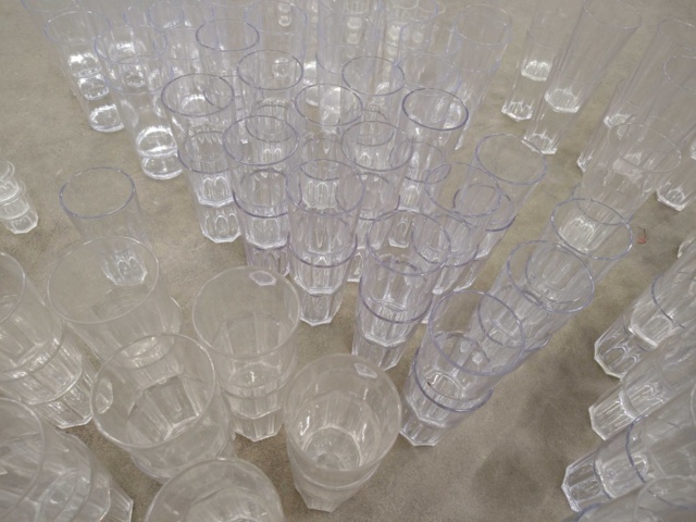 1571497-3 Dricksglas i plast, ca 167 st - , blandade storlekar och modeller