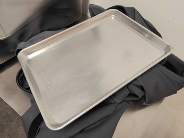 1485672-3 Stand on wheels for plates/trays - Nordic Ware