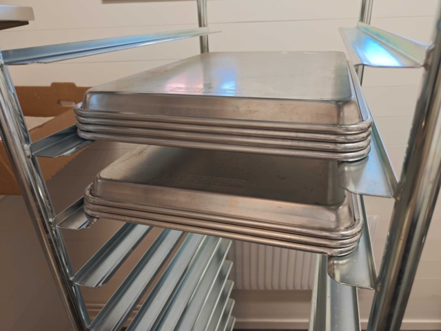 1485672-5 Stand on wheels for plates/trays - Nordic Ware