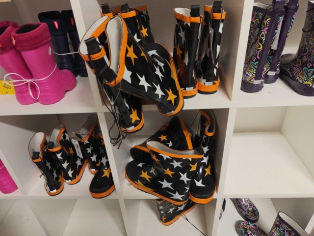 1485693-4 Collection of clothes, boots, suitcase, etc.