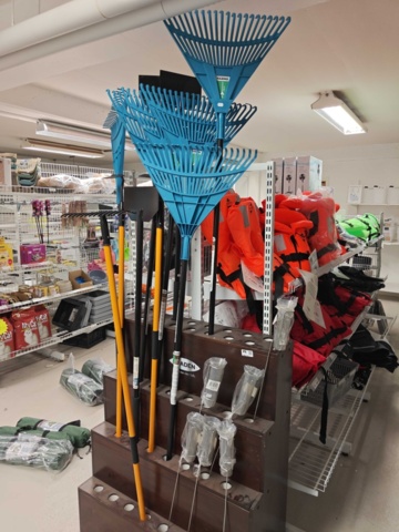 1485713-1 Assorted garden tools